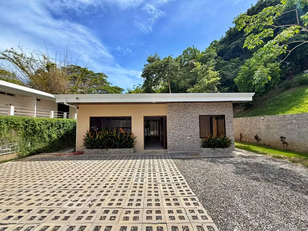 Venta casa con piscina y 3 habitaciones, Playa hermosa. (MV)