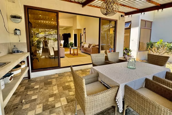 Casa de una planta con amplio jardín y apartamento independiente en Montaña Luna, Santa Ana