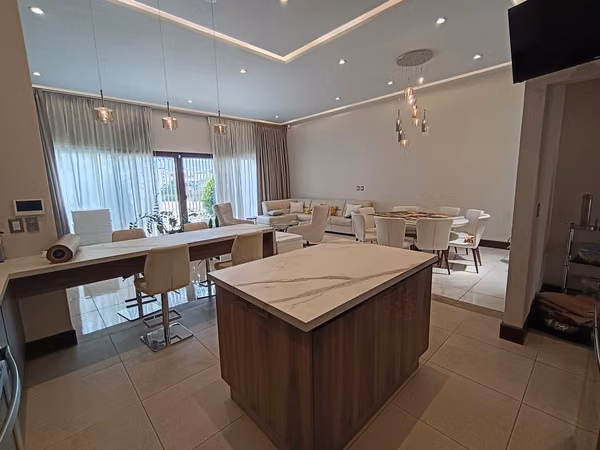 Rohrmoser, La Geroma, amueblada, nueva-lujosa-amplia 280m2, 3 hab, A/C, 3 baños, sala TV.