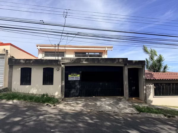 Venta casa en Rohrmoser con amplio patio