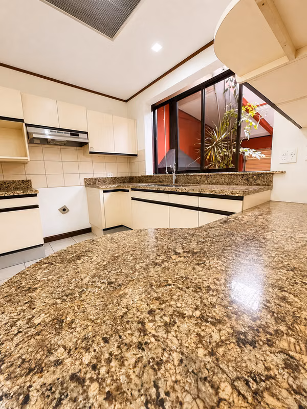 VENTA DE CASA EN SABANA SUR, RESIDENCIAL Y USO MIXTO