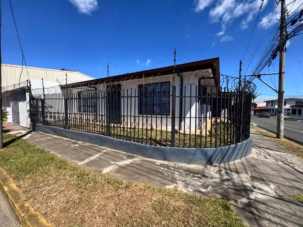 Venta de Casa esquinera en el Centro de Desamparados -EU