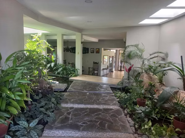 Luxury property in La Garita, Main House + 2 Apartments!