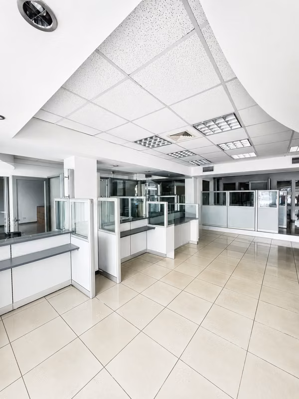 SE ALQUILA LOCAL COMERCIAL EQUIPADO – IDEAL PARA BANCOS escazú