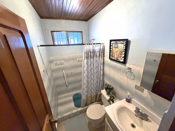 Casa en Venta en Alajuela, Villa Bonita. Con Apto Independiente y Gran Terreno — Oportunidad Única