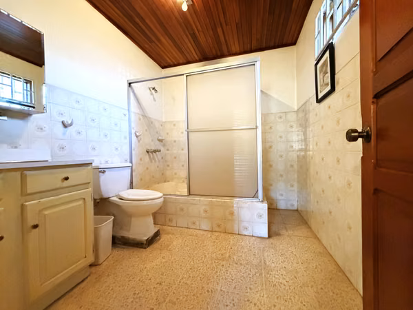 Casa en Venta en Alajuela, Villa Bonita. Con Apto Independiente y Gran Terreno — Oportunidad Única