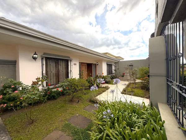 VENTA Casa Exclusiva en Curridabat en Altamonte. Un Nivel, Jardín Amplio y 4 Hab y Ubicación Premiun