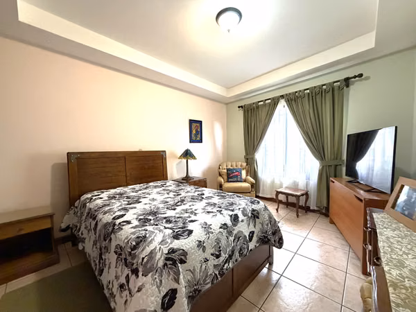 VENTA Casa Exclusiva en Curridabat en Altamonte. Un Nivel, Jardín Amplio y 4 Hab y Ubicación Premiun