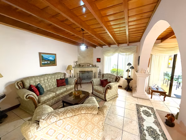 VENTA Casa Exclusiva en Curridabat en Altamonte. Un Nivel, Jardín Amplio y 4 Hab y Ubicación Premiun