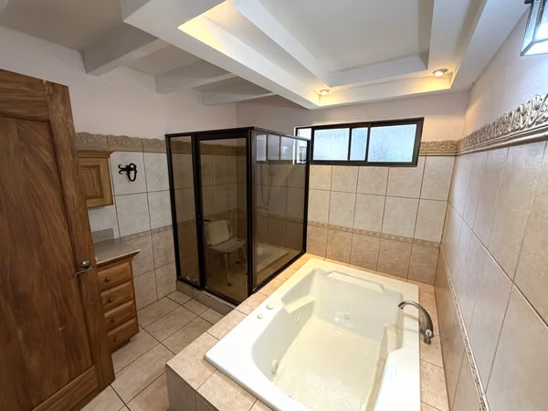 VENTA Casa Exclusiva en Curridabat en Altamonte. Un Nivel, Jardín Amplio y 4 Hab y Ubicación Premiun