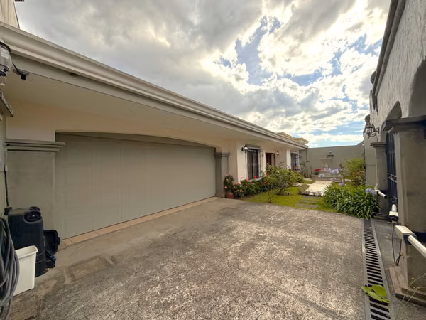 VENTA Casa Exclusiva en Curridabat en Altamonte. Un Nivel, Jardín Amplio y 4 Hab y Ubicación Premiun