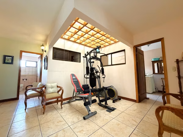 VENTA Casa Exclusiva en Curridabat en Altamonte. Un Nivel, Jardín Amplio y 4 Hab y Ubicación Premiun