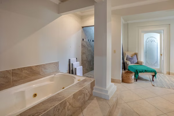 Venta de Casa en Lomas de Ayarco (en exclusivo condominio)