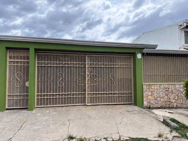 FOR RENT-Spacious Property perfect for Commercial Use