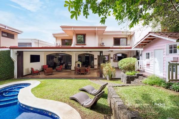21436 - Casa en residencial privado con piscina y jardín,  de dos pisos