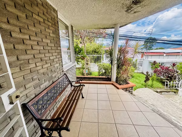 Rebajado. En corazón de los Yoses, con uso de suelo mixto, comercial, ideal para oficina, negocio.