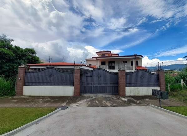 Spectacular 4-Bedroom Home with Spacious Living Areas and Garden in Santo Domingo, Heredia. H.A.