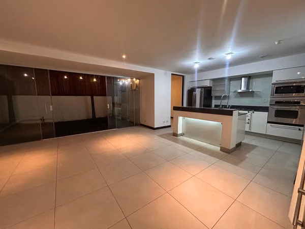Casa contemporánea de 3 niveles en Santa Ana | Ubicación privilegiada + Amenidades exclusivas