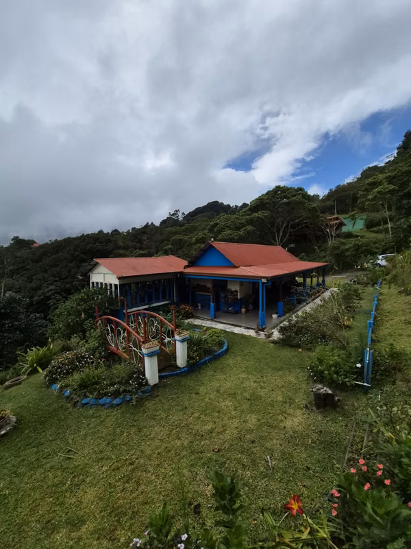 Casa con Vista Panorámica a San José y Bosque Privado en Tarbaca
