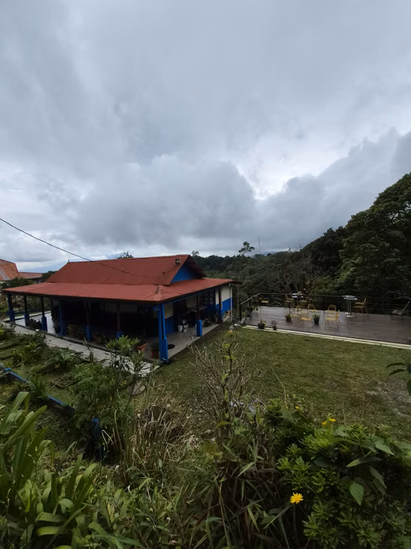 Casa con Vista Panorámica a San José y Bosque Privado en Tarbaca