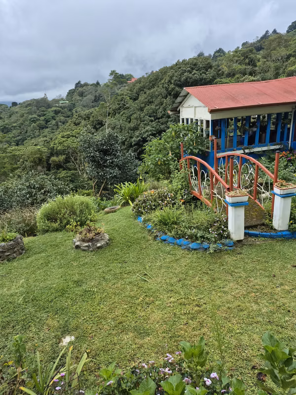 Casa con Vista Panorámica a San José y Bosque Privado en Tarbaca
