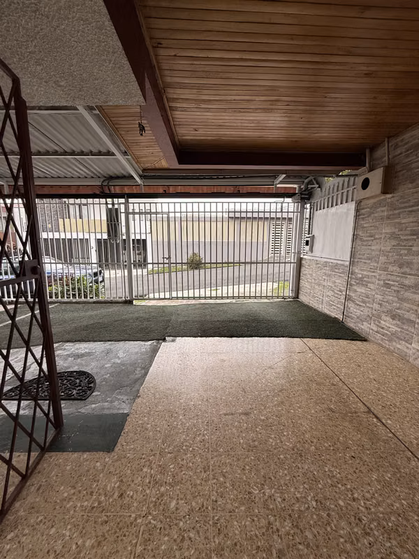 Venta Casa con Apartamento Uso de suelo Mixto en Curridabat