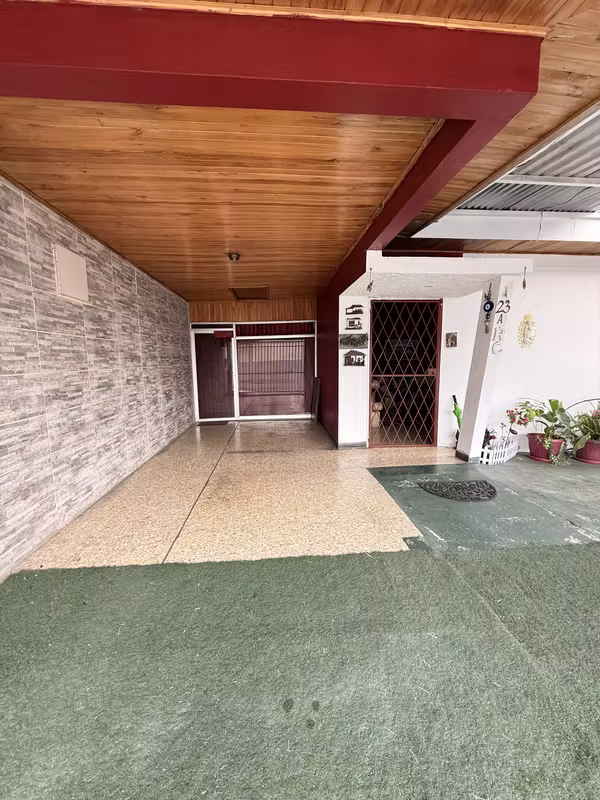 Venta Casa con Apartamento Uso de suelo Mixto en Curridabat