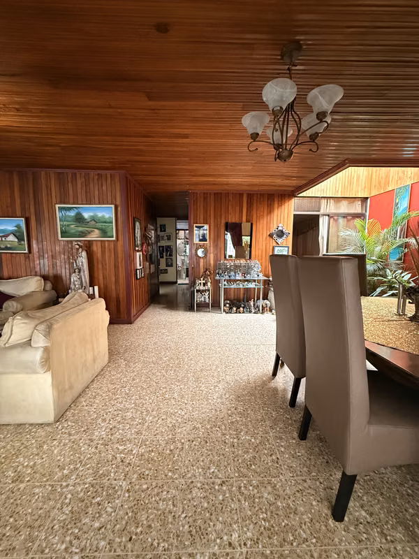 Venta Casa con Apartamento Uso de suelo Mixto en Curridabat