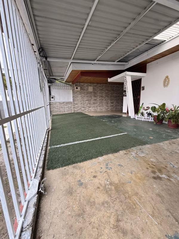 Venta Casa con Apartamento Uso de suelo Mixto en Curridabat
