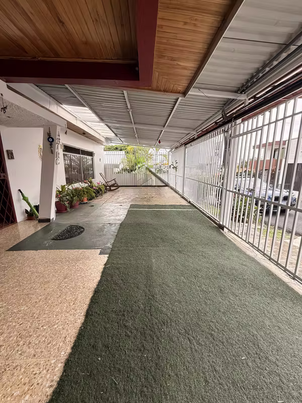 Venta Casa con Apartamento Uso de suelo Mixto en Curridabat