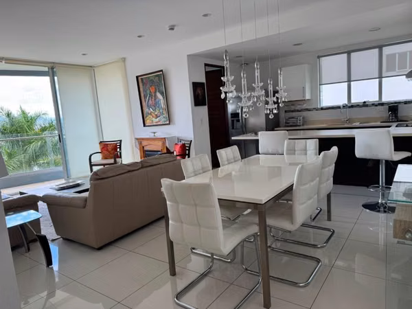 Escazú – Se Alquila Espacioso y Moderno Apartamento Amueblado