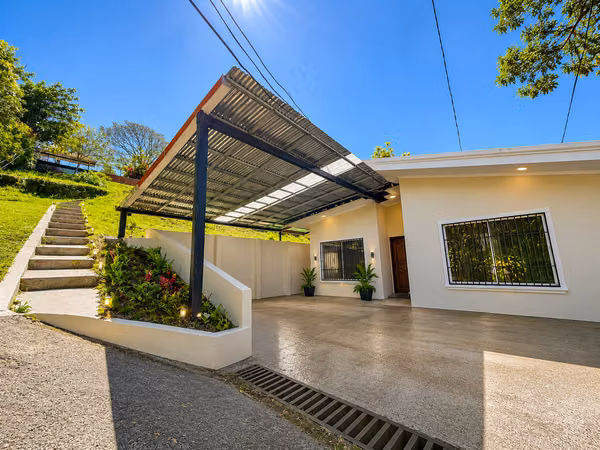 Amplia propiedad con 2 casas y espacio para desarrollar.