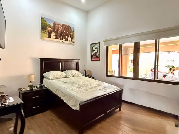 Venta de casa en Santa Ana, San José con piscina privada y estilo único