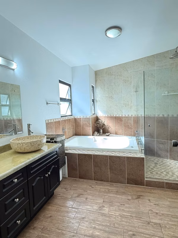 Venta de casa en Santa Ana, San José con piscina privada y estilo único