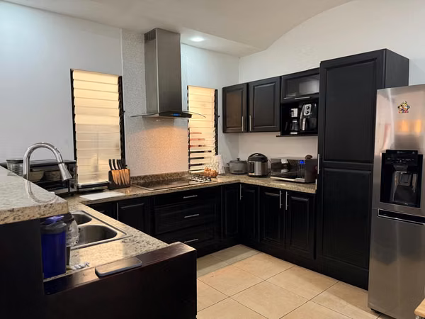 Venta de casa en Santa Ana, San José con piscina privada y estilo único
