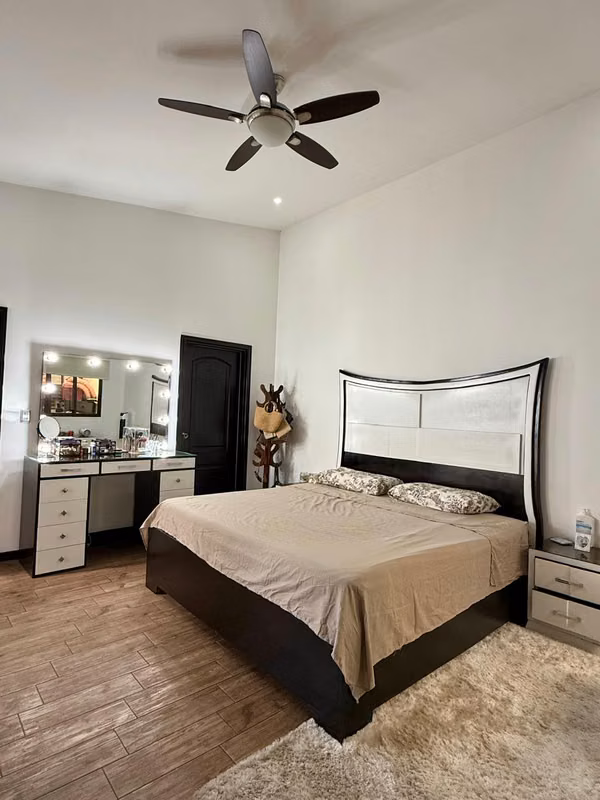 Venta de casa en Santa Ana, San José con piscina privada y estilo único