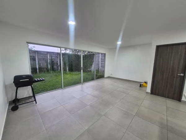 Venta para inversión de casa 3 hab en condominio Naos, San Joaquin de Heredia