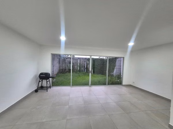 Venta para inversión de casa 3 hab en condominio Naos, San Joaquin de Heredia