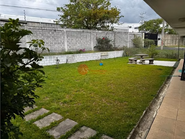 Escazú | Casa de una Planta en Condominio | Amplio Jardín de 300 m² | Pet friendly