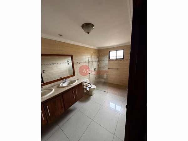 Escazú | Casa de una Planta en Condominio | Amplio Jardín de 300 m² | Pet friendly