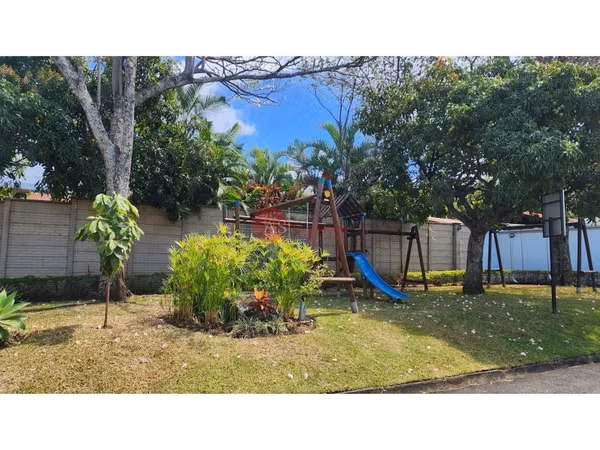 Escazú | Casa de una Planta en Condominio | Amplio Jardín de 300 m² | Pet friendly