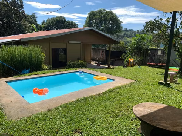 Casa con Piscina en Venta – Los Ángeles de Atenas