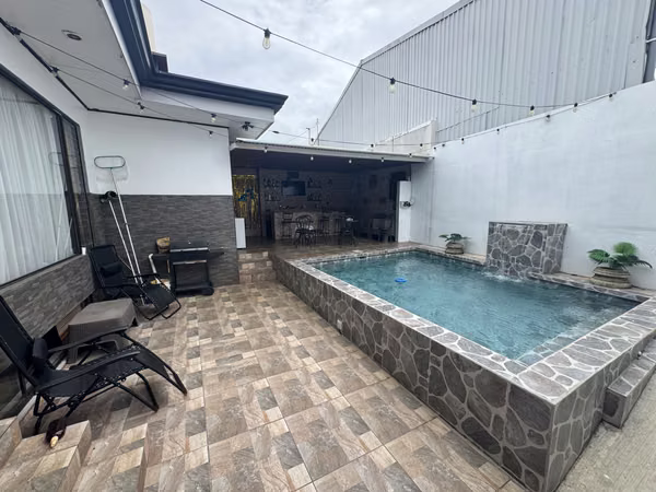 Venta de casa con piscina en Santo Domingo de Heredia -EU
