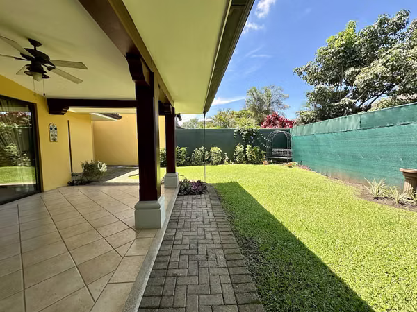 ALQUILER DE CASA EN CONDOMINIO CON AMPLIO JARDIN, SANTA ANA