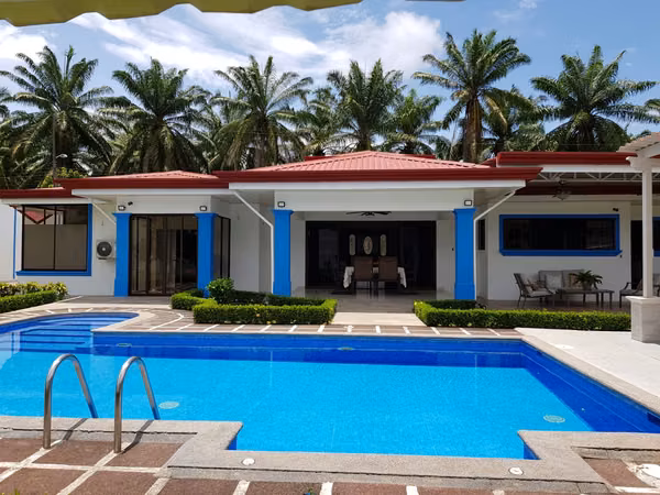 Venta de Espectacular Propiedad con Piscina en Parrita Costa Rica