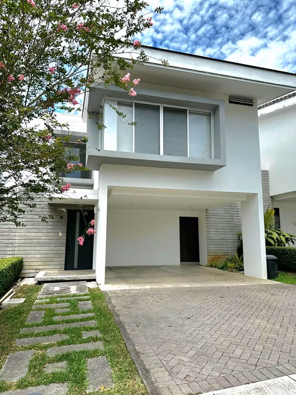 Bello Horizonte, L. Blanca, hermosa-amplia 254 m2, 3 hab, A/C, 2.5 baños, 4 parqueo, amenidad.