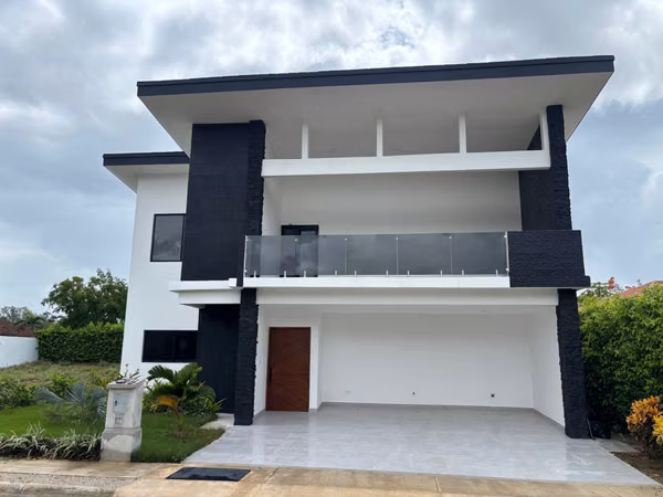 Moderna Residencia de Dos Niveles en Parque del Encino- Guanacaste