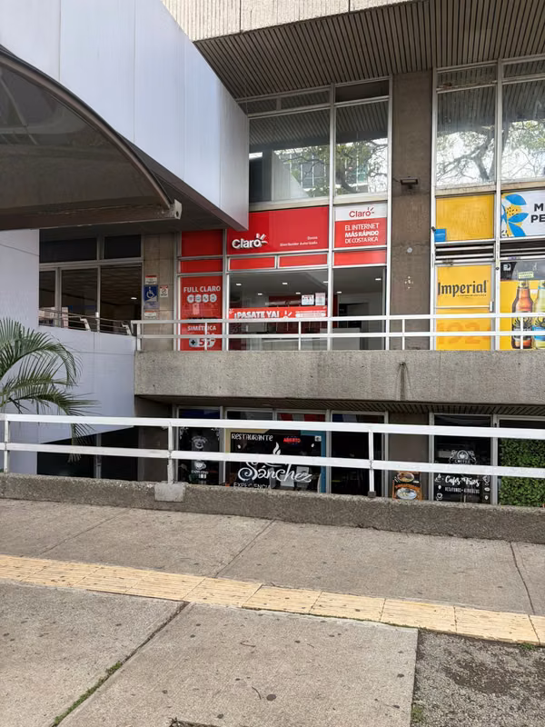 Se vende local en Torre Paseo Colón – Frente a calle principal.
