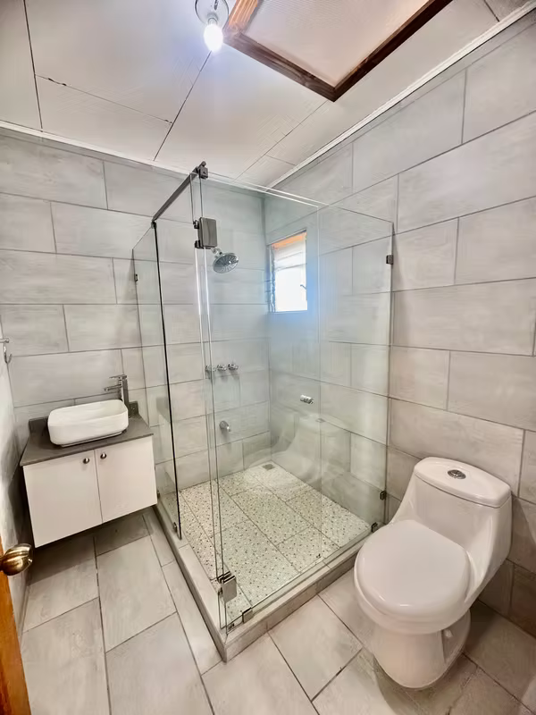 SE VENDE Casa con amplio terreno en Loma Real, Escazu KS