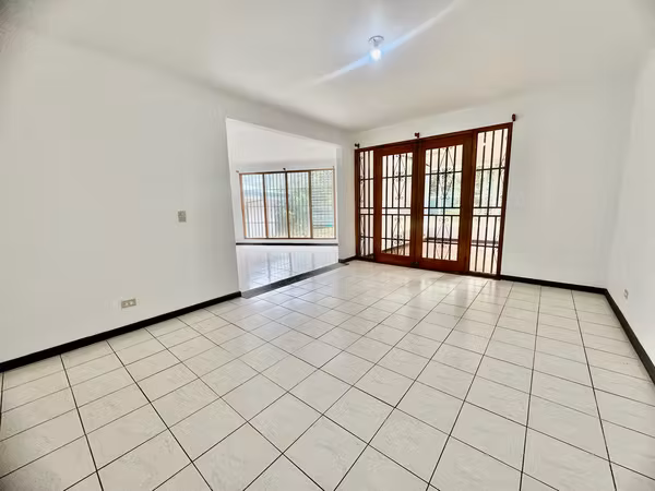 SE VENDE Casa con amplio terreno en Loma Real, Escazu KS